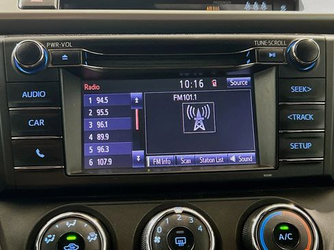 Used 2018 Toyota RAV4 LE FWD image 10