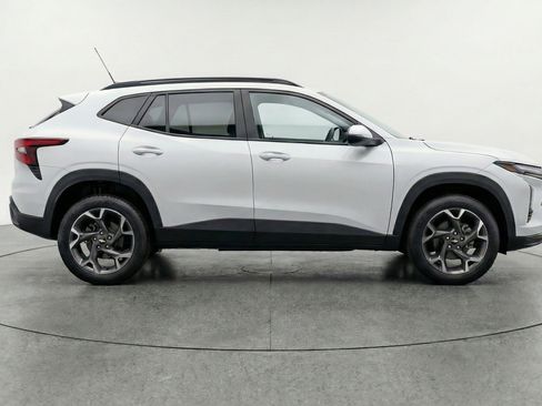 Used 2025 Chevrolet Trax LT w/ LT Convenience Package image 11