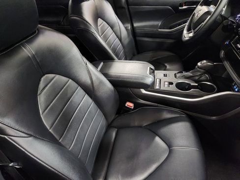 Used 2022 Toyota Highlander XLE FWD image 32