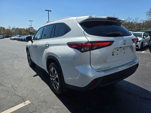Used 2022 Toyota Highlander XLE AWD/4WD image 5