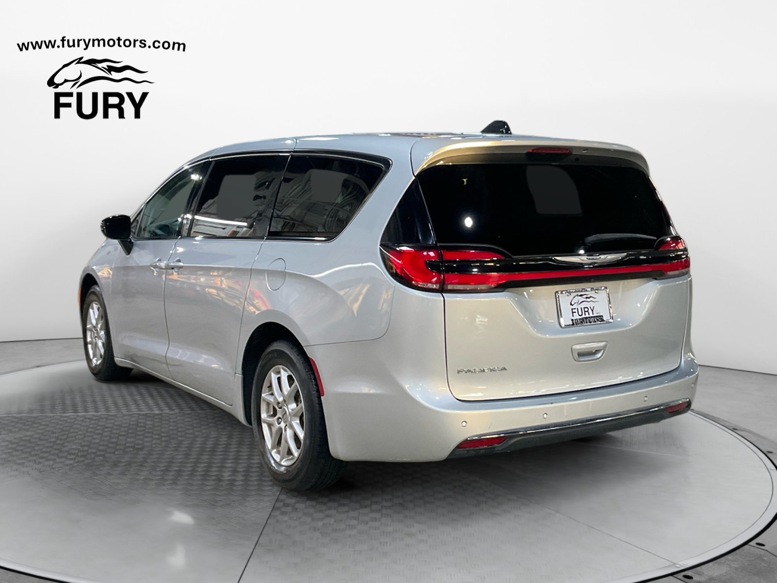 Used 2024 Chrysler Pacifica Touring-L FWD image 6
