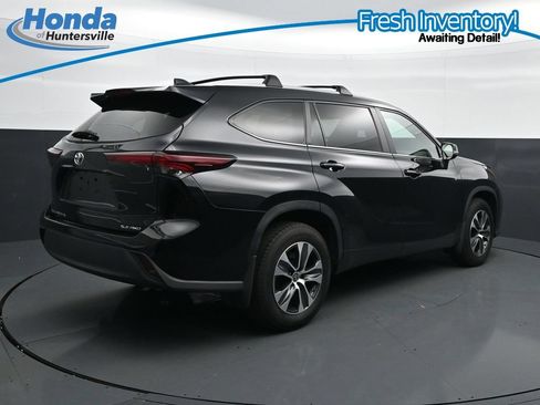 Used 2024 Toyota Highlander XLE AWD/4WD image 10