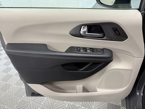Used 2023 Chrysler Pacifica Touring-L image 9