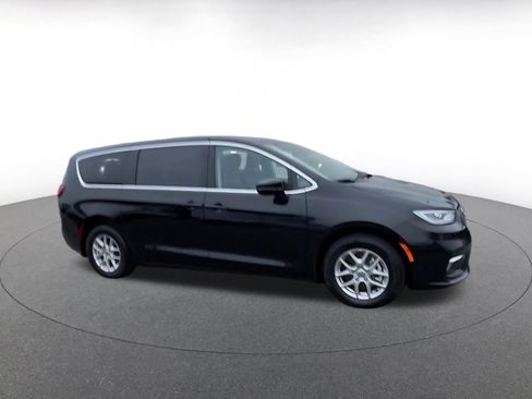 Used 2024 Chrysler Pacifica Touring-L image 2