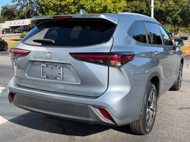 Used 2024 Toyota Highlander XLE FWD image 3