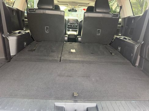 Used 2022 Toyota Highlander XLE AWD/4WD image 12