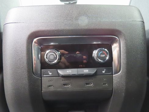 Used 2025 Chevrolet Suburban High Country image 11