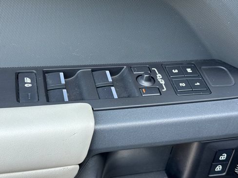 Certified 2023 Land Rover Defender 110 X-Dynamic SE AWD/4WD image 11