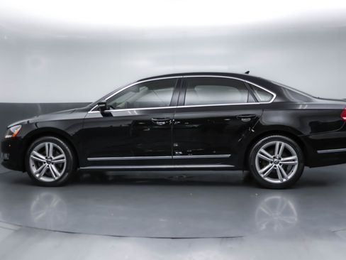 Used 2013 Volkswagen Passat TDI SEL Premium FWD image 2
