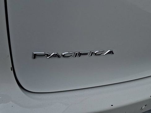 Certified 2023 Chrysler Pacifica Touring-L FWD image 6