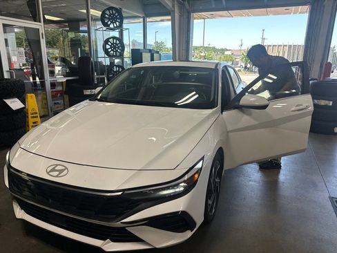 Used 2025 Hyundai Elantra SEL FWD image 1