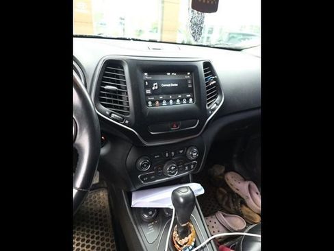 Used 2019 Jeep Cherokee Latitude Plus w/ Comfort/Convenience Group AWD/4WD image 2