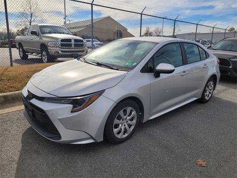 Used 2023 Toyota Corolla LE image 2