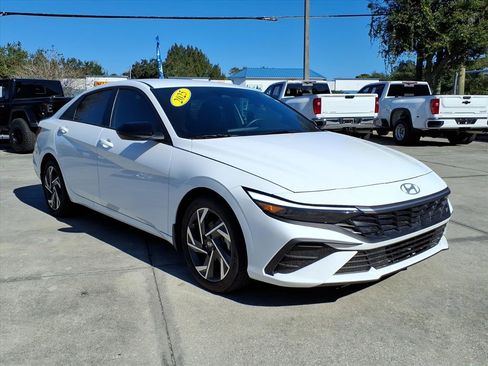 Certified 2025 Hyundai Elantra Sport image 18