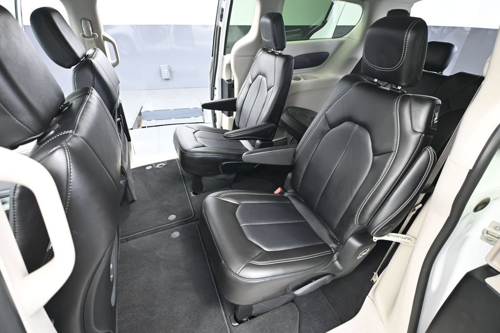 Used 2024 Chrysler Pacifica Touring-L FWD image 27
