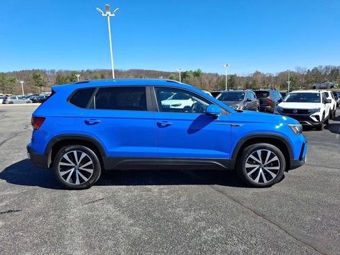 Certified 2023 Volkswagen Taos SE w/ Panoramic Sunroof Package image 9