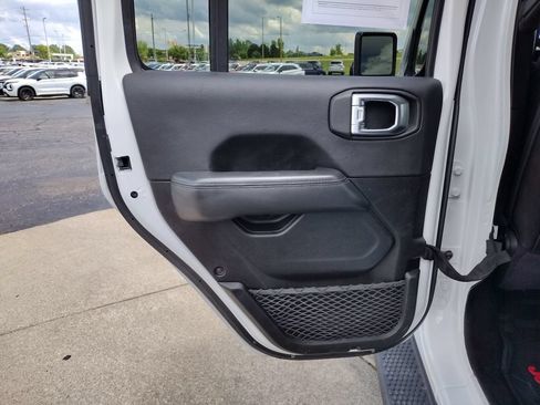 Used 2023 Jeep Wrangler Unlimited Sahara AWD/4WD image 12