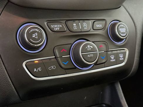 Used 2016 Jeep Cherokee Limited image 18