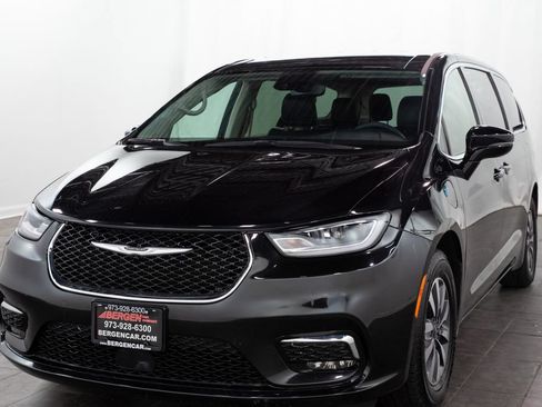 Used 2024 Chrysler Pacifica Limited FWD image 4