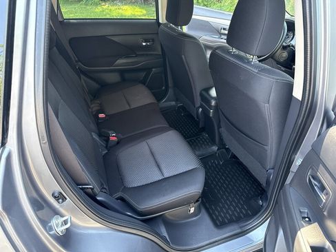 Used 2017 Mitsubishi Outlander SE AWD/4WD image 18