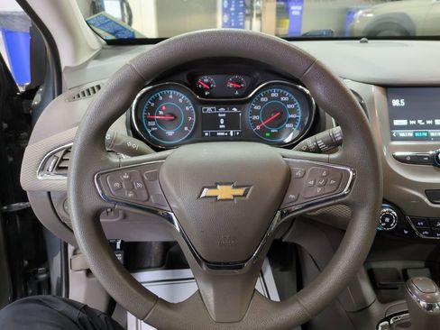 Used 2018 Chevrolet Cruze LT w/ Convenience Package image 5