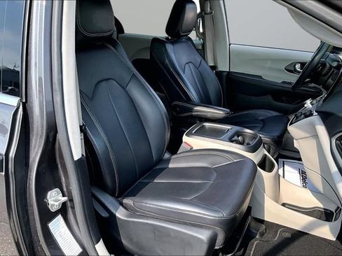 Used 2023 Chrysler Pacifica Touring-L FWD image 7