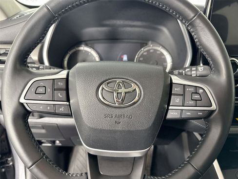 Certified 2023 Toyota Highlander XLE image 17