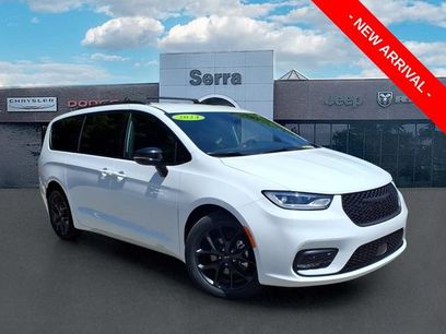 Used 2024 Chrysler Pacifica Touring-L w/ S Appearance Package