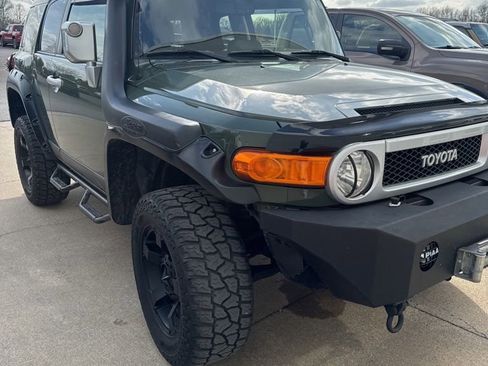 Used 2014 Toyota FJ Cruiser 4WD w/ Upgrade Package image 2