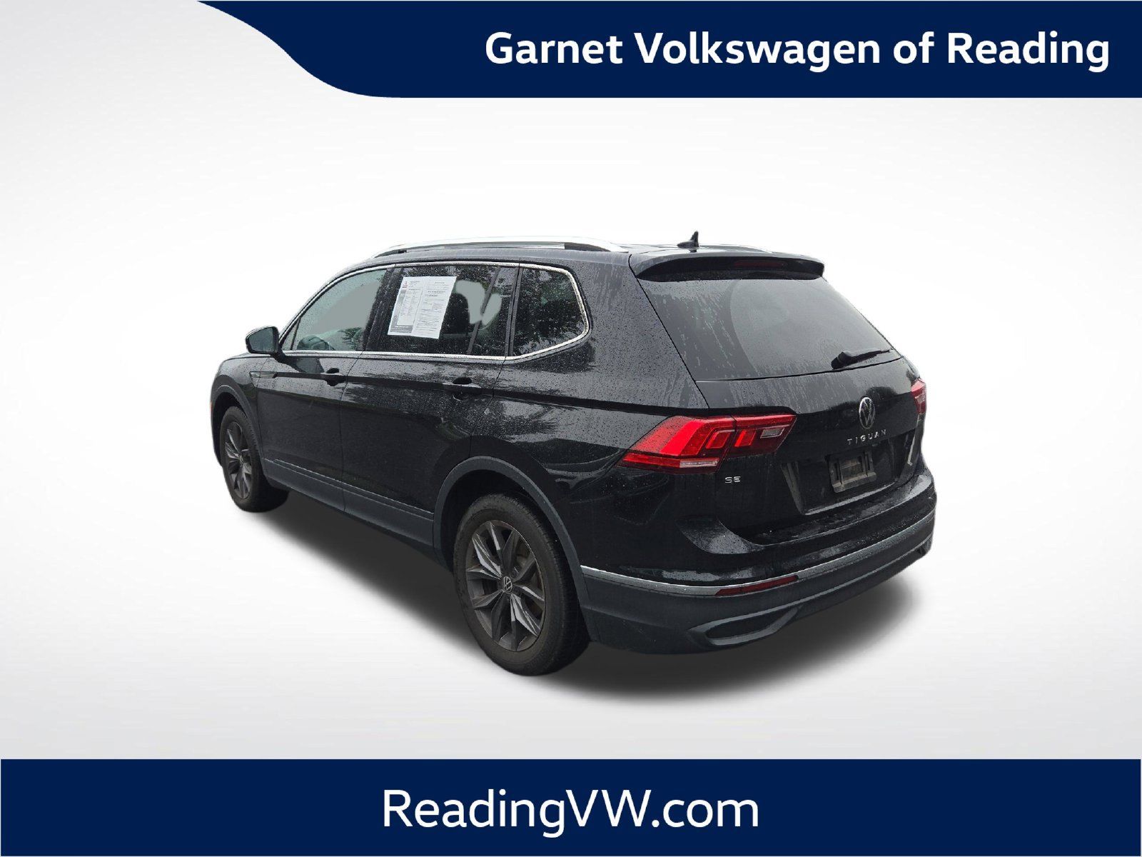 Used 2023 Volkswagen Tiguan SE w/ Panoramic Sunroof Package FWD image 3