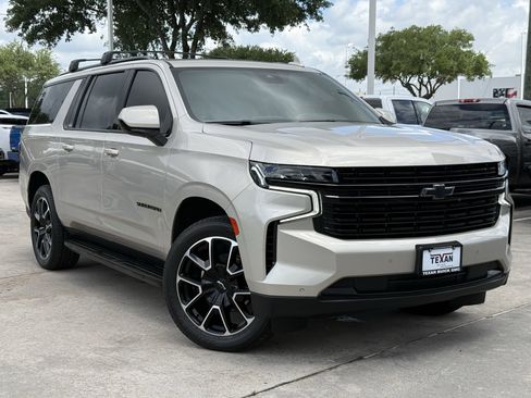 Used 2023 Chevrolet Suburban RST RWD image 2