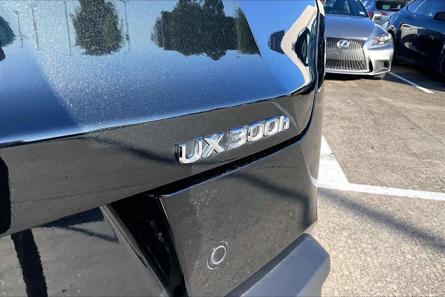 Used 2025 Lexus UX 300h FWD w/ Accessory Package (Z1) image 28