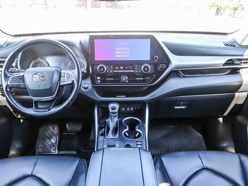 Used 2023 Toyota Highlander XLE AWD/4WD image 15