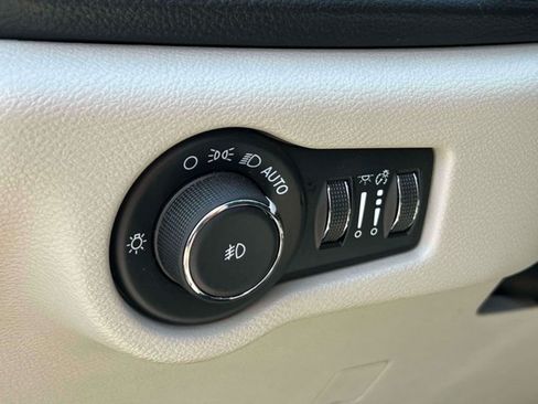 Used 2021 Chrysler Pacifica Touring-L w/ Uconnect Theater Family Group AWD/4WD image 22