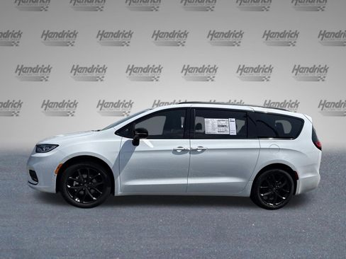 New 2026 Chrysler Pacifica Limited image 5