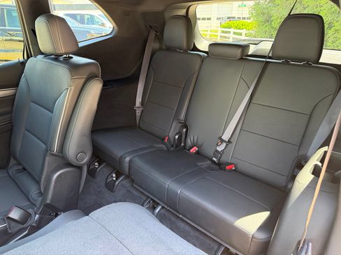Used 2025 Buick Enclave Preferred FWD image 27