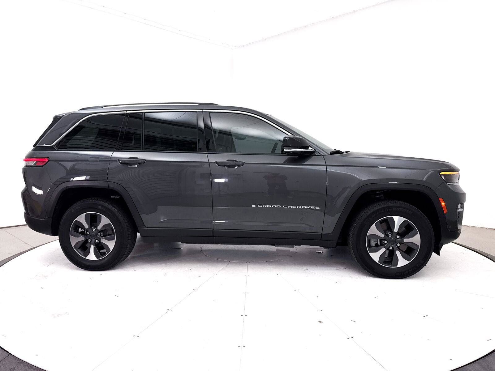 Used 2022 Jeep Grand Cherokee Limited 4xe w/ Luxury Tech Group II AWD/4WD image 41