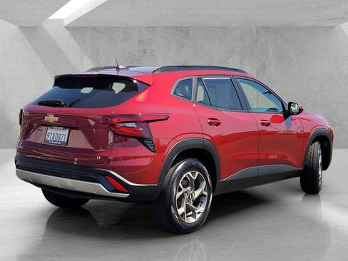 Used 2025 Chevrolet Trax LT w/ LT Convenience Package FWD image 5