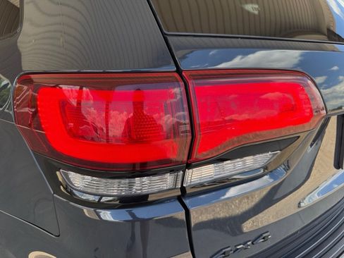 Used 2018 Jeep Grand Cherokee Laredo AWD/4WD image 39