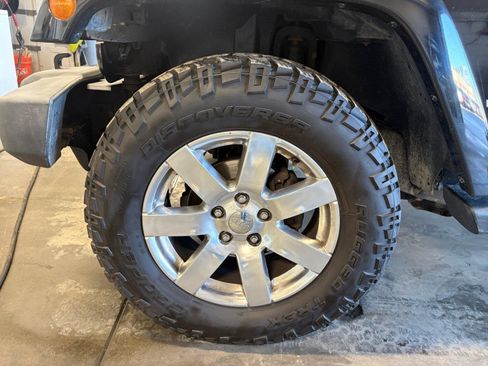 Used 2016 Jeep Wrangler Unlimited Sahara w/ Connectivity Group AWD/4WD image 31