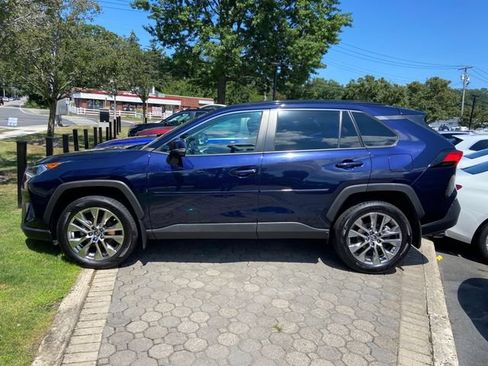 Used 2019 Toyota RAV4 XLE Premium w/ Cold Weather Package AWD/4WD image 5