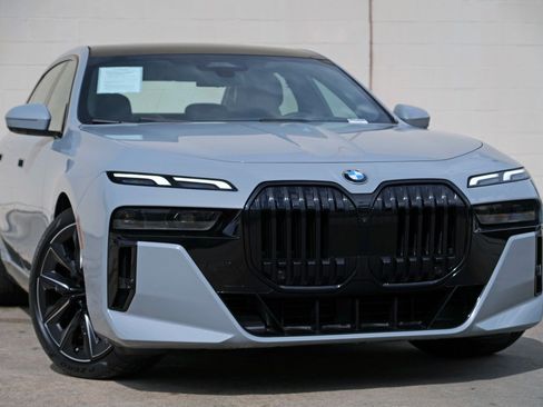 Used 2023 BMW 740i w/ Parking Assistance Package RWD image 4