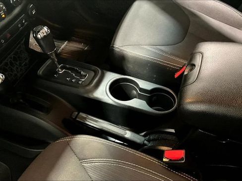 Used 2016 Jeep Wrangler Unlimited Rubicon AWD/4WD image 17