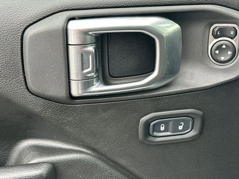 Used 2023 Jeep Gladiator Sport image 13