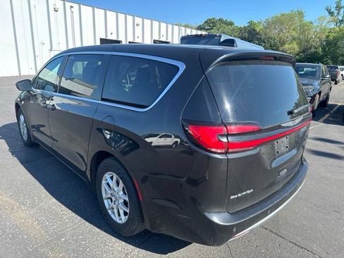 Used 2023 Chrysler Pacifica Touring-L FWD image 7