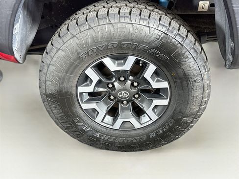 Used 2020 Toyota Tacoma TRD Off-Road w/ Technology Package RWD image 11