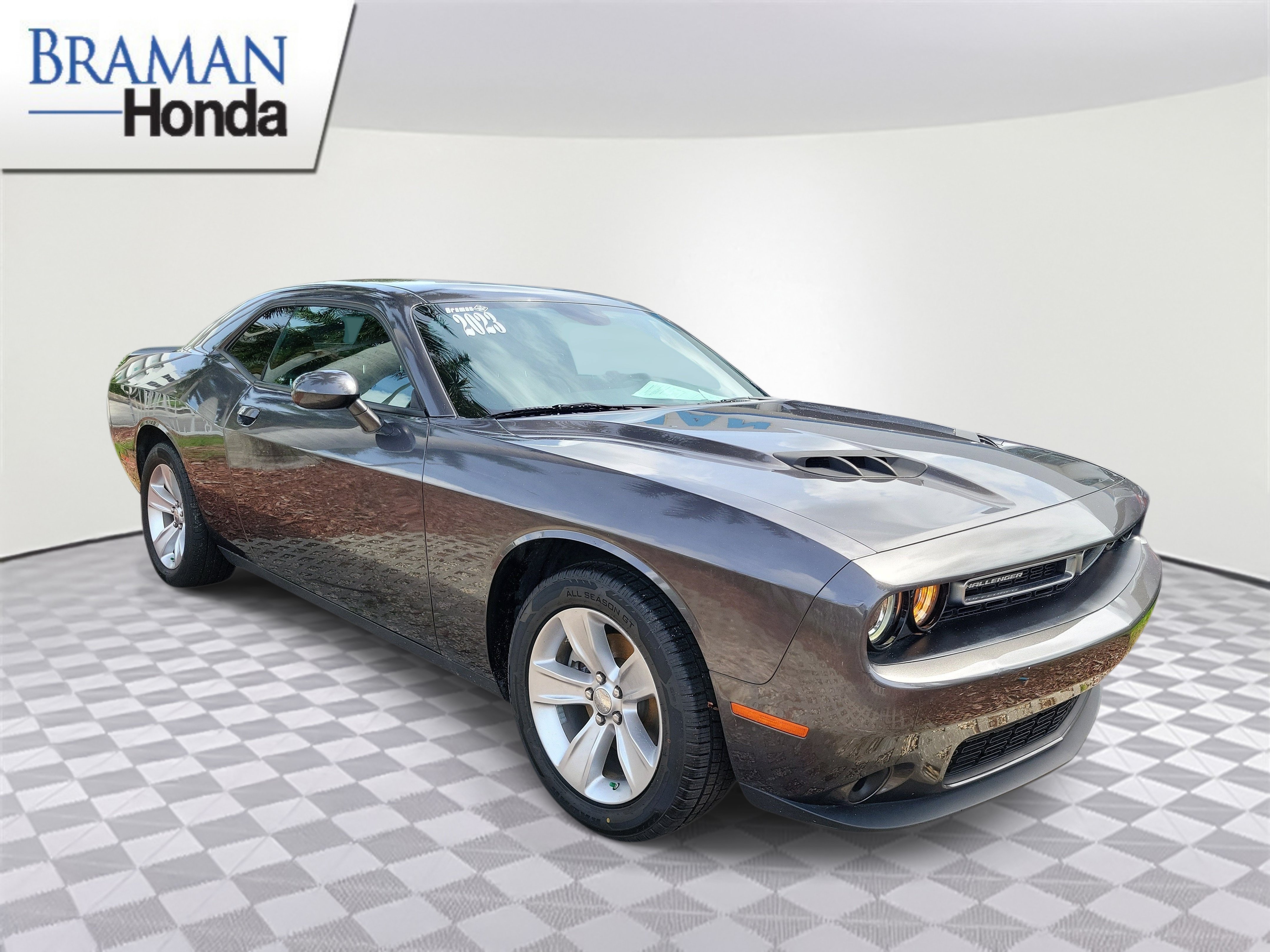 Used 2023 Dodge Challenger SXT RWD image 2