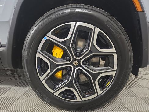 Used 2024 Rivian R1S Adventure AWD/4WD image 11