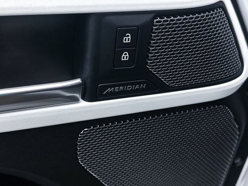 Used 2023 Land Rover Defender 110 S image 8