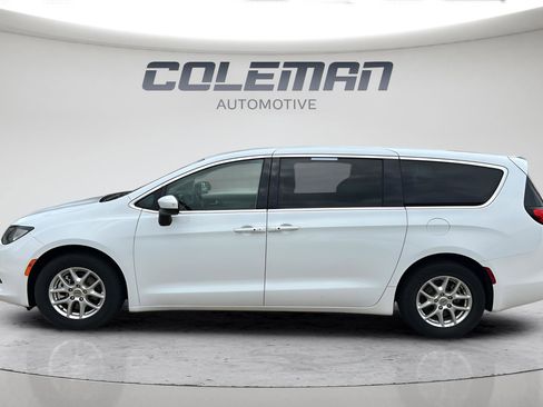 Used 2022 Chrysler Voyager LX FWD image 8
